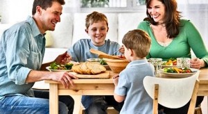Πώς το γεύμα με την οικογένεια ευνοεί την ανάπτυξη των παιδιών