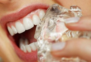 Ποιες συνήθειες βλάπτουν τα δόντια μας